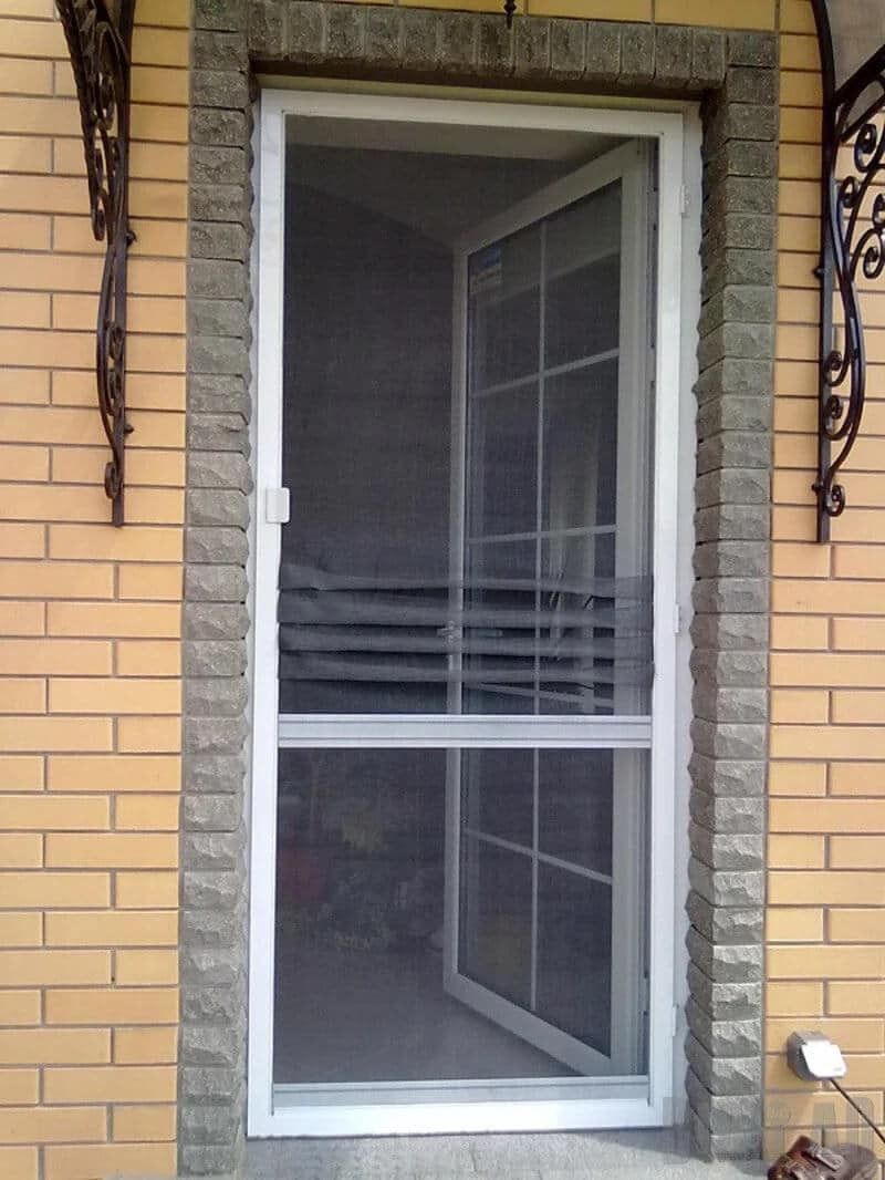 Москитная балконная дверь купить. Москитная дверь МД 32. Москитная сеть на дверь. Москитная сетка на балконную дверь. Дверь из москитной сетки.